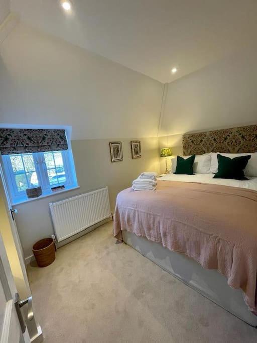 Northbrook Cottage, Farnham, Up To 8 Adults Holiday home *