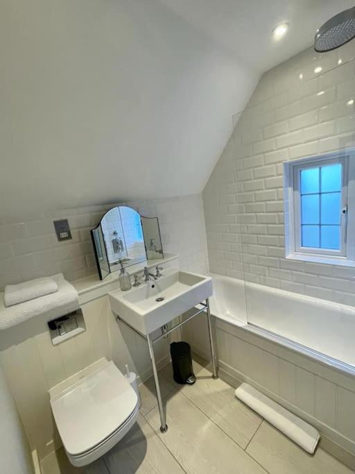 Northbrook Cottage, Farnham, Up To 8 Adults Holiday home