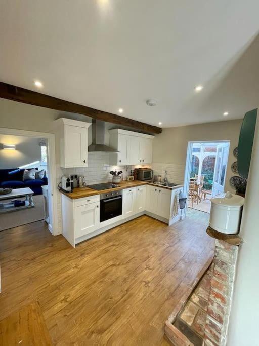Northbrook Cottage, Farnham, Up To 8 Adults Holiday home
